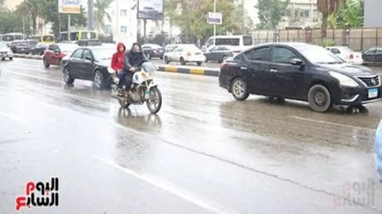 سقوط أمطار متفاوتة الشدة على مناطق متفرقة بالقاهرة والجيزة ثاني أيام العيد